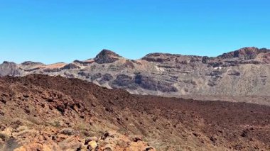 Gelin ve görkemli dağ zirveleriyle birlikte kayalık arazinin de bulunduğu nefes kesici volkanik manzarayı keşfedin.