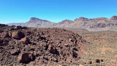 Görkemli dağları ve engebeli kayalık araziyi gözler önüne seren çarpıcı bir çöl manzarası keşfedip keşfedin.