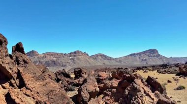 Uçsuz bucaksız çöldeki engin dağ sıralarının nefes kesici manzaralarını ve çarpıcı volkanik kayaları keşfedin.