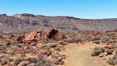 Etrafını saran kayalar ve çarpıcı manzaralarla dolu güzel bir çölü keşfetmek için maceraya atılmak.