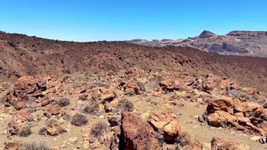 Engebeli araziyi ve eşsiz kurak güzelliğini gösteren çarpıcı volkanik bir manzarayı keşfetmek için bir yolculuğa çıkın.