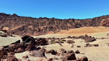 Berrak mavi gökyüzünün altında uzanan büyüleyici güzellikteki ve kayalık çöl manzaralarını keşfetmek için bir yolculuğa çıkın.