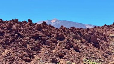 Benzersiz kaya oluşumları ve açık gökyüzü ile çarpıcı bir volkanik manzarayı keşfetmek için bir maceraya atılın.