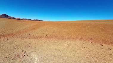 Kuru ve kavrulmuş bir arazinin çarpıcı ve panoramik manzarası kurak manzaraların eşsiz güzelliğini vurguluyor.