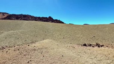 Şaşırtıcı derecede güzel ama çorak bir manzara. Kuru arazi ve engebeli tepelerle karakterize edilmiş. Canlı mavi gökyüzünün altında.