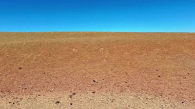 Açık bir günde kurak ve güzel çöl manzarasının nefes kesici genişliğini keşfetmek için bir dakikanızı ayırın.