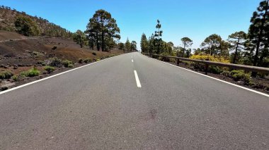 Dolambaçlı bir dağ yolunun nefes kesen manzarası. Güzelce çevrelenmiş doğayla.