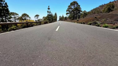 Güzel bir yol gür ağaçların ve nefes kesici manzaraların arasından geçer. Yolculuk ve macera için mükemmeldir.