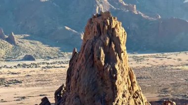 Uçsuz bucaksız çöl arazisine çarpıcı bir yükseliş doğanın güzelliğini gözler önüne seriyor.