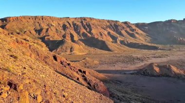 Nefes kesen manzara, engebeli volkanik arazinin sabah güneşinin altında güzelce aydınlatıldığını gösteriyor.