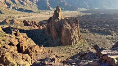 Nefes kesici kaya oluşumlarıyla nefes kesici manzaraları keşfedin sakin, sakin doğal ortamlarda.
