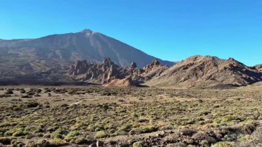 Macera için açık mavi gökyüzüne çarpan kaya oluşumlarıyla nefes kesici volkanik manzaralar.