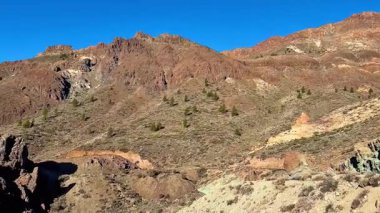 Çarpıcı kayalık araziyi canlı renklerle ve doğal güzellikle keşfetmek, fotoğrafçılık ve yürüyüş için ideal.