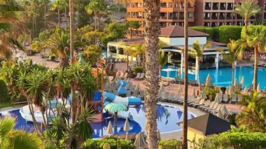 Havuzları, bereketli palmiyeleri ve rahatlamak için dinlenme yerleri olan canlı bir tatil köyü keşfedin.