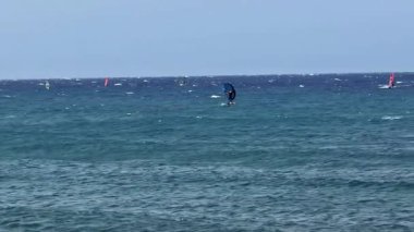 Dinamik rüzgar sörfü heyecan ve okyanusun güzelliğini gösteren heyecan verici bir spordur.
