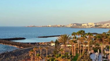 Nefes kesici deniz manzarası, muhteşem palmiye ağaçları, kayalık kıyı şeritleri ve muhteşem sakin sular.