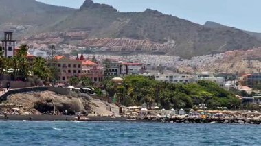 Nefes kesici bir dağ zeminine karşı çarpıcı bir kıyı manzarası canlı mimari sergiliyor.