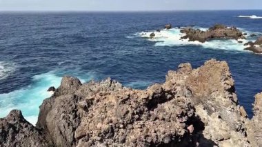 Uçsuz bucaksız okyanusa bakan nefes kesen uçurumlar altında canlı dalgalar ve çarpıcı engebeli araziler sergiliyor.