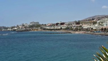 Güzel sahilin nefes kesici manzarası kumlu sahillerin yanında berrak mavi sular sergiliyor.