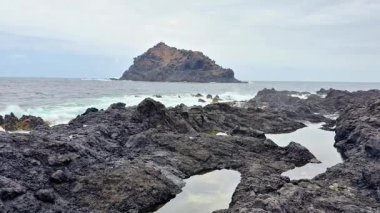 Kayalık kıyı şeritleri ve davetkar bir adayla nefes kesici bir kıyı manzarasını keşfetmek için bir yolculuğa çıkın.