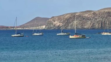 Yelkenliler, nefes kesici uçurumlar ve büyüleyici manzaralarla çevrili sakin sulara demir atarlar.