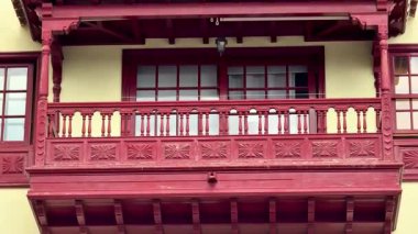 Kırmızı ahşap bir balkonun nefes kesen manzarası. Karmaşık sanatlar, işçilik ve tasarım.