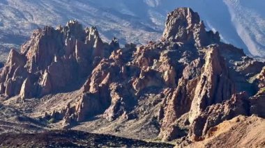 Kayalık dağların çarpıcı manzaraları eşsiz jeolojik yapıları ve onların bol doğal güzelliklerini ön plana çıkarıyor.