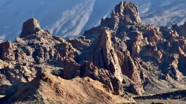 Maceranızda eşsiz jeolojik oluşumlara ve canlı renklere sahip nefes kesici kayalık manzaralar keşfedin.