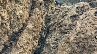 Engebeli kaya dokuları ve derin yarıkların detaylı ve yakın görüntüsü doğanın gerçek sanatını gözler önüne seriyor.