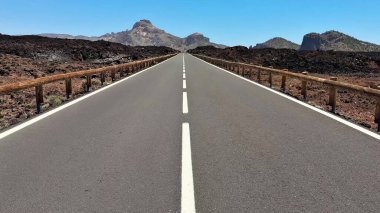 Çorak araziler ve dağlık arka planlar arasında nefes kesici bir yol. Yolculuk için mükemmel bir ilham kaynağı..