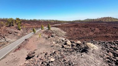 Sarmal yolları, lav tarlaları ve nefes kesici manzaraları olan çarpıcı volkanik bir manzarayı keşfetmek için bir maceraya atılın.