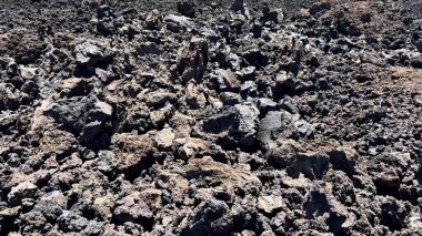 Çarpıcı volkanik arazi, yakındaki yemyeşil yemyeşil ile zıt engebeli lav kaya oluşumlarına sahiptir.