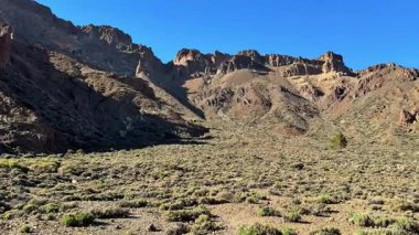 Engebeli dağların ve eşsiz çöl bitkilerinin nefes kesici manzaraları berrak mavi bir gökyüzünün altında güzelce sergilenmektedir.