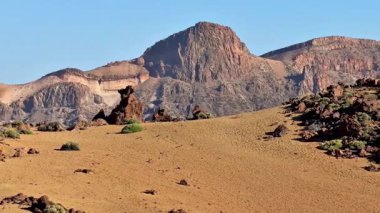 Dağlık arazinin nefes kesici ve çarpıcı manzarası eşsiz kaya oluşumlarıyla kurak bir çöle kurulmuştur.