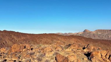 Göz kamaştırıcı ve nefes kesici kayalık manzaraları keşfedin. Bunlar güzel bir şekilde mavi gökyüzü ile zıtlaşır.
