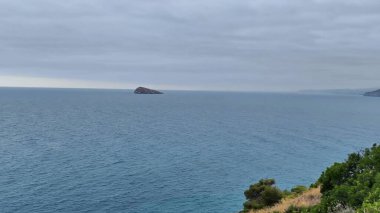Güzel bir kıyı manzarası büyüleyici bir gökyüzü altında, doğa severler için mükemmel bir adaya sahiptir.