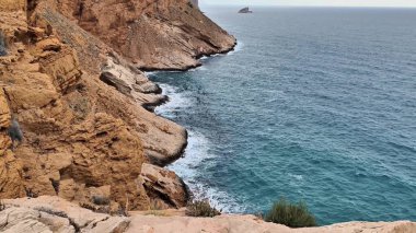 Huzurlu sularla çarpıcı bir şekilde buluşan nefes kesen uçurumları keşfedin.