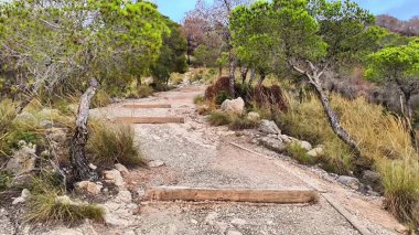 Canlı manzaralarla, entrika dolu kayalarla ve bereketli yeşilliklerle dolu pitoresk bir yürüyüş yolu macera arayıcılarını davet eder.