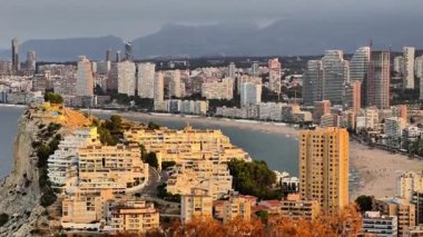 Gelin ve gün batımında Benidorms 'un büyüleyici mimarisini ve güzel sahil şeridini nefes kesici bir şekilde görün.