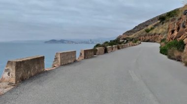 Nefes kesen okyanus manzarası ve engebeli tepeleri barındıran sakin bir sahil yolu boyunca bir yolculuğa çıkın.