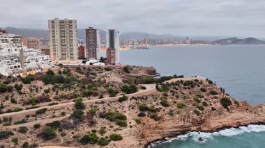 Büyüleyici bir kıyı manzarası modern mimarinin yanı sıra sakin ve davetkar suları da sergiliyor.