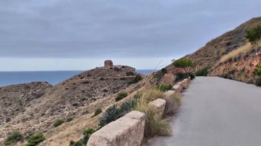 Çarpıcı, pitoresk bir sahil yolu boyunca, nefes kesici manzaralar ve davetkar sahil kenarında tarihi bir kule var.