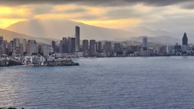 Sakin denizin üzerindeki güzel bir günbatımında çarpıcı bir sahil kenti manzarası gerçekten nefes kesici.