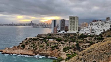 Benidorms 'un nefes kesici ve geniş panoramik manzarasını gün batımında muhteşem bir siluet ve güzel bir sahil şeridi yaşayın.