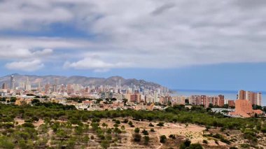 Benidorm 'un nefes kesici panoramik manzarası bulutlu gökdelenlerini sergiliyor.