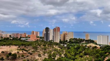 Bu canlı ve canlı kıyı şehrini keşfedin, çarpıcı doğal güzelliğin ve modern kentsel gelişimin mükemmel bir karışımı.