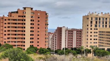 Kentsel bir ortamda dramatik bulutlu gökyüzüne karşı modern yerleşim binalarının büyüleyici bir görüntüsü