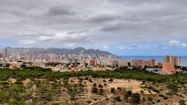 Benidorms 'un nefes kesici panoramik manzarasının tadını çıkarın çarpıcı mimarisi ve güzel manzaralı kıyı şeridi