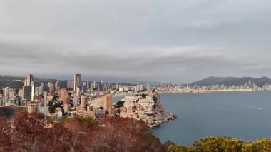 Güzel sahil kenti ufuk çizgisi, dağlık arazi ve sakin sulara karşı modern mimariyi gözler önüne seriyor..