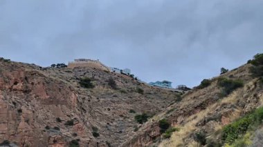 Bulutlu ama güzel havaya karşı muhteşem bir tepe manzarası, doğal güzellikleri gözler önüne seriyor.